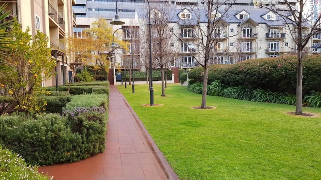 Large Ground Floor Resort Style Apartment With Parking - Melbourne — Photos 1