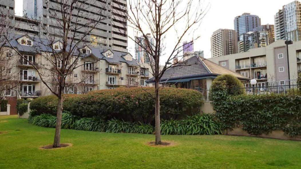 Large Ground Floor Resort Style Apartment With Parking - Melbourne, Melbourne